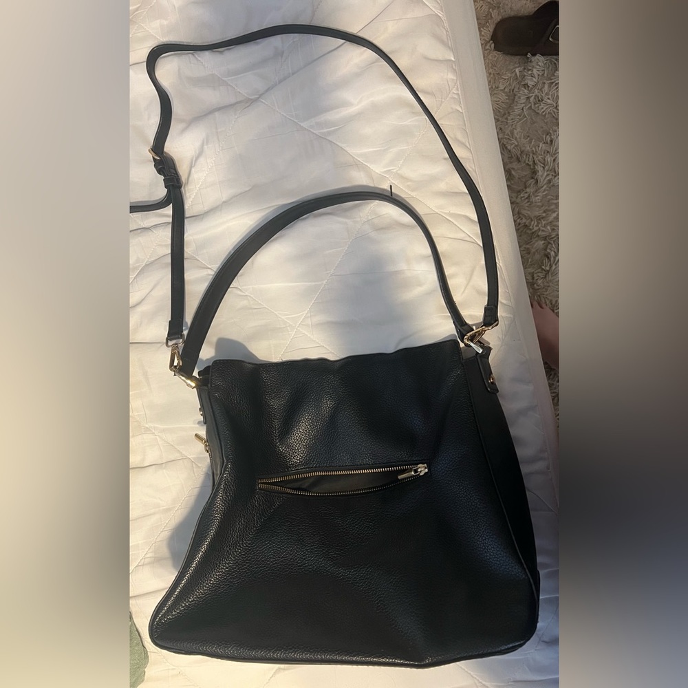 Classic Black Leather Shoulder Bag - Sleek Everyday Tote